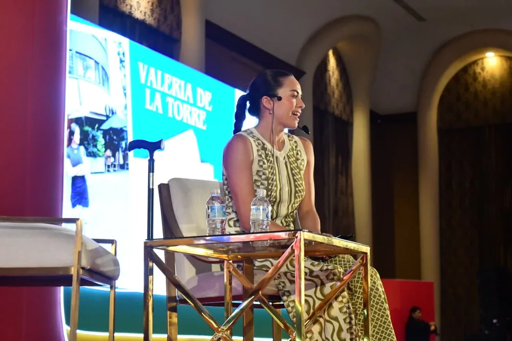 Valeria de la Torre dando conferencia